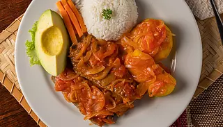 Sobre barriga en salsa criolla