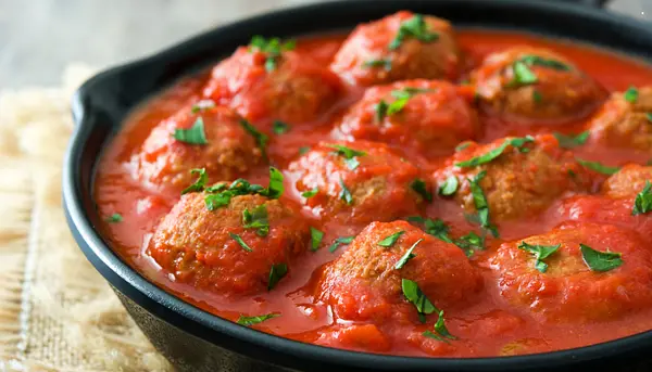 Albóndigas Clásicas en Salsa Roja