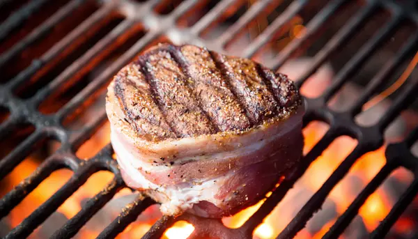 Filet Mignon a la Parrilla con Mantequilla de Ajo y Romero
