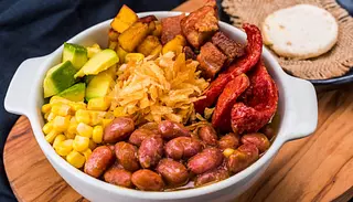 Cazuela de Frijoles con Chicharrón