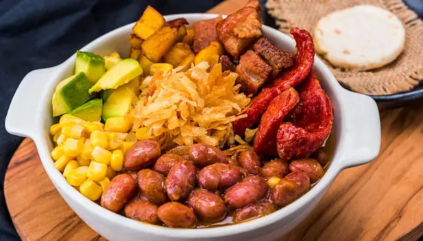 Cazuela de Frijoles con Chicharrón