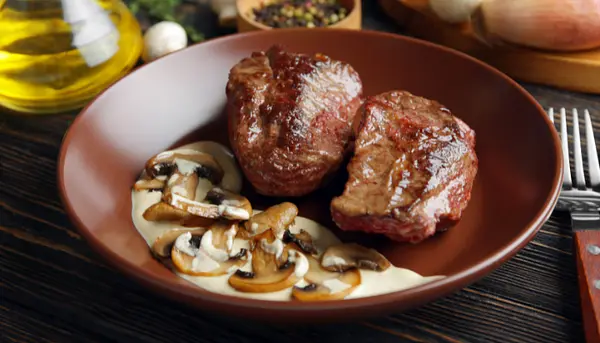 Lomo en Salsa de Champiñones