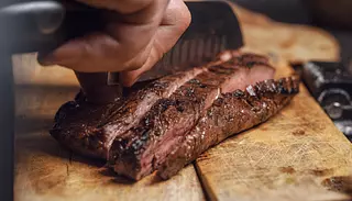 ¿Es importante dejar reposar la carne después del asado?